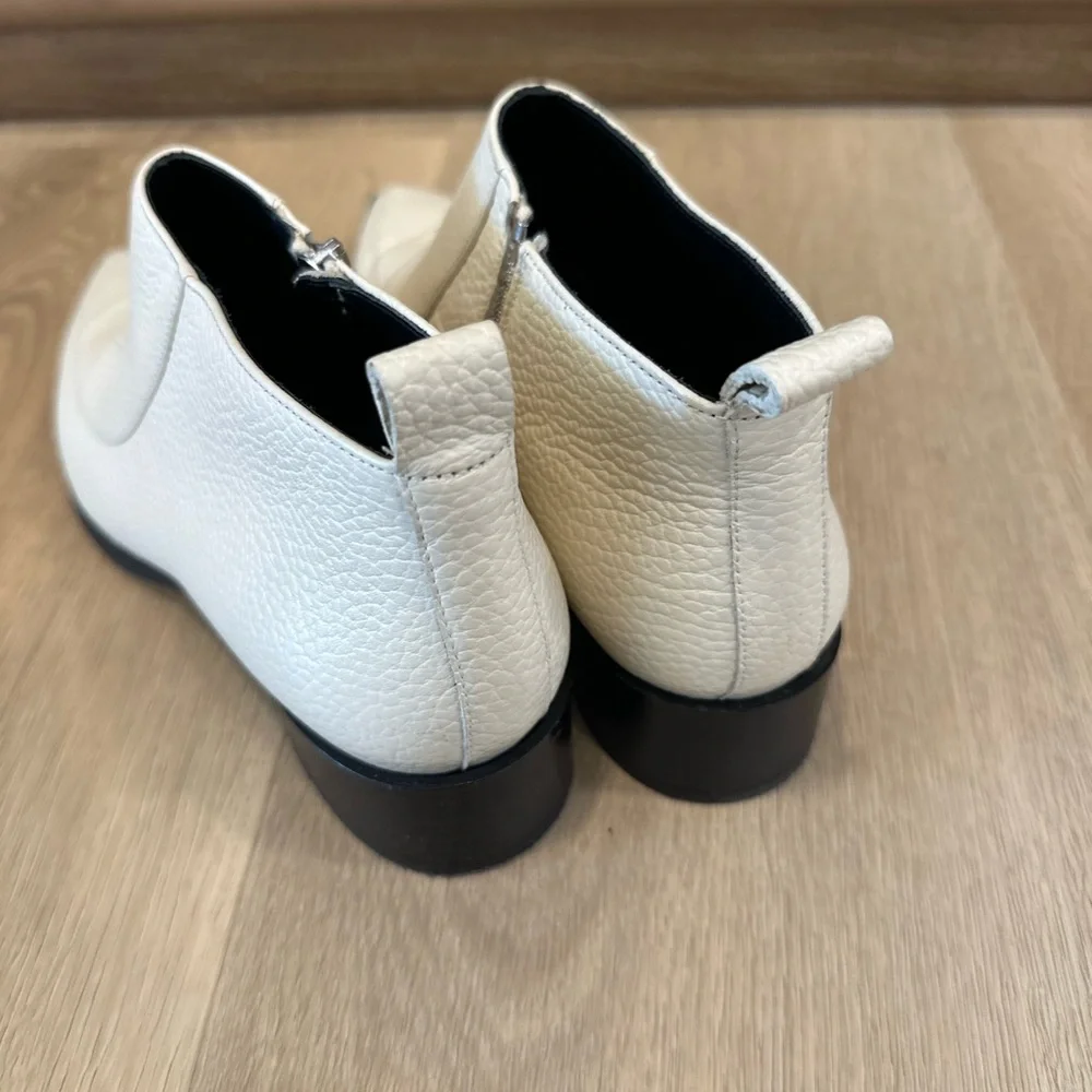 Everlane step out